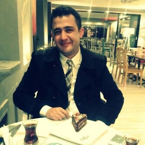 Kırmızı ışıkta beklerken hayatını kaybeden Mevlüt Külcü'nün kimya öğretmeni olduğu ve 2 çocuğunun olduğu öğrenildi.