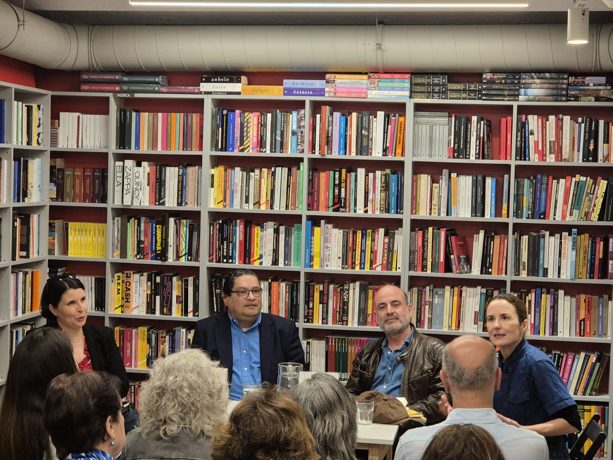 Sábado de alegrías: la @RevistaCaratula generosamente ha acogido  "Cuando la novela contemporánea se ambienta en un bosque gótico", lo que <a href="/PRomeroPerez/">Patricia Romero</a> leyó cuando presentamos mi novela.
n9.cl/h89kc
Con Phil y Patricia, por ©Lisbeth Salas.🥰
Y con @EPerezZuniga.🥰