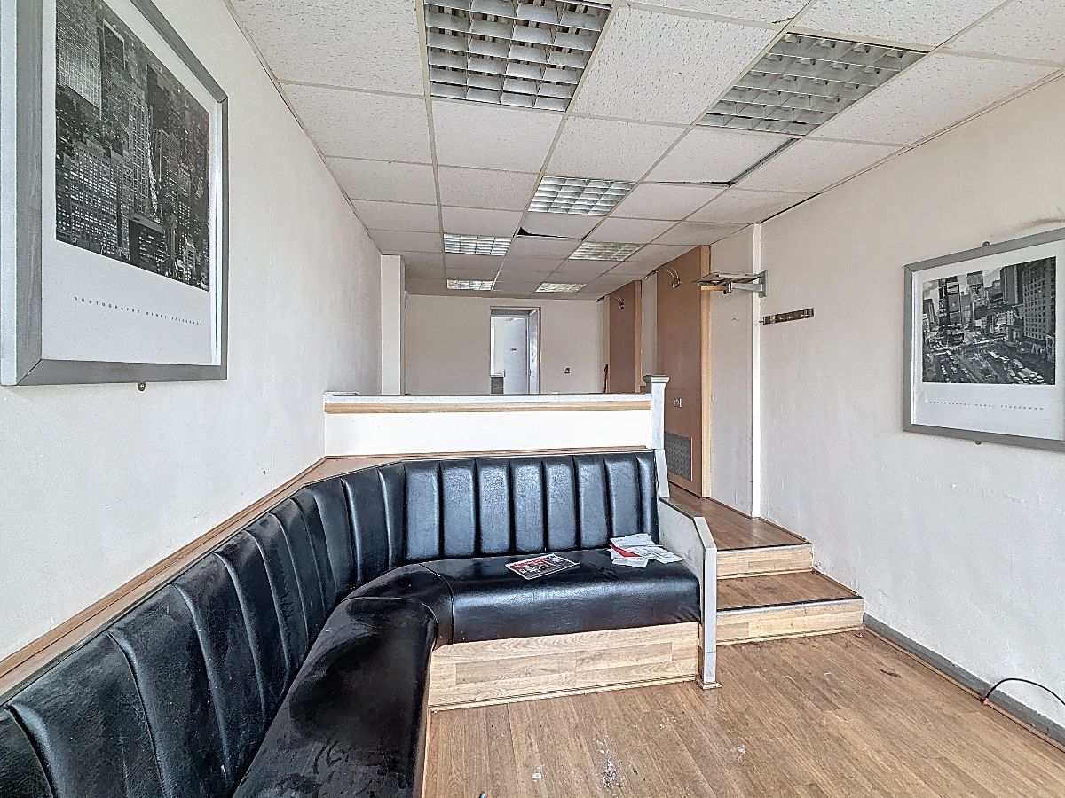 New to market - Shop, Werrington Road, Stoke-on-Trent, ST2 9AU, £4,500pa. View details: wardsproperty.co.uk/commercial_pro…