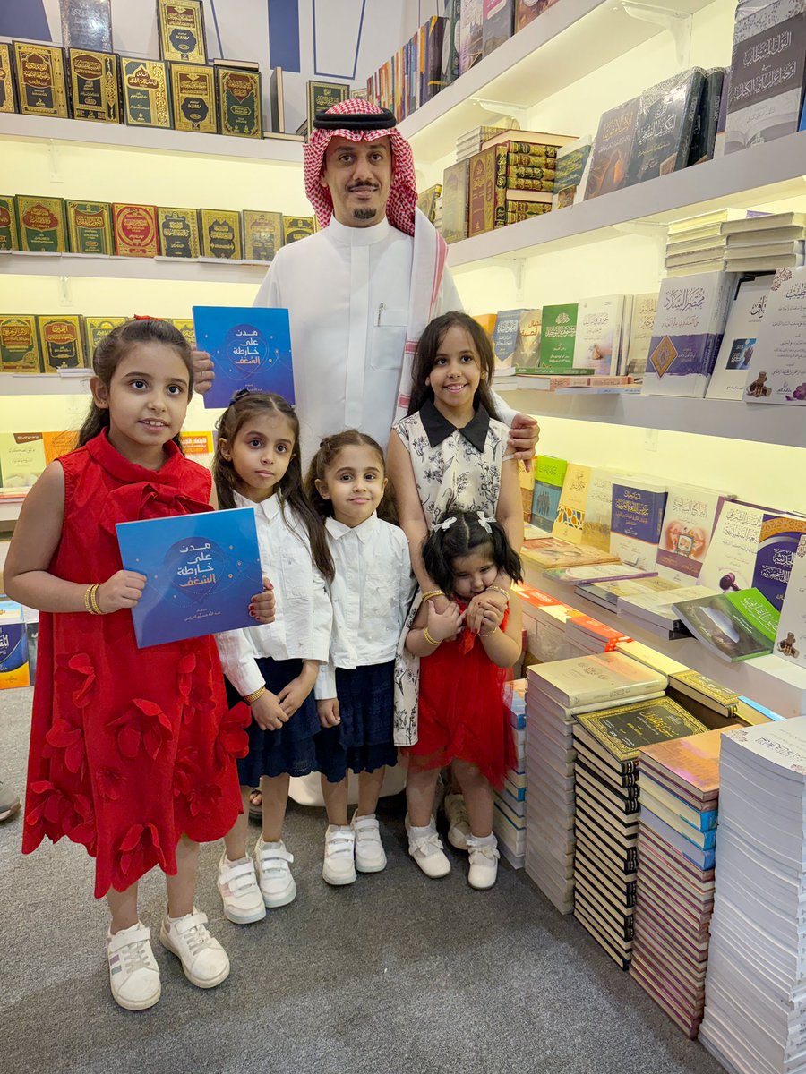تشرفت بزيارة المصوّر الملكي الأستاذ بندر الجلعود لجناح دار النفائس B79 أثناء تدشين كتابي الجديد
 (مدن على خارطة الشغف )
في #معرض_الرياض_الدولي_للكتاب_2025 

جزيل الشكر له على حضوره واهتمامه.