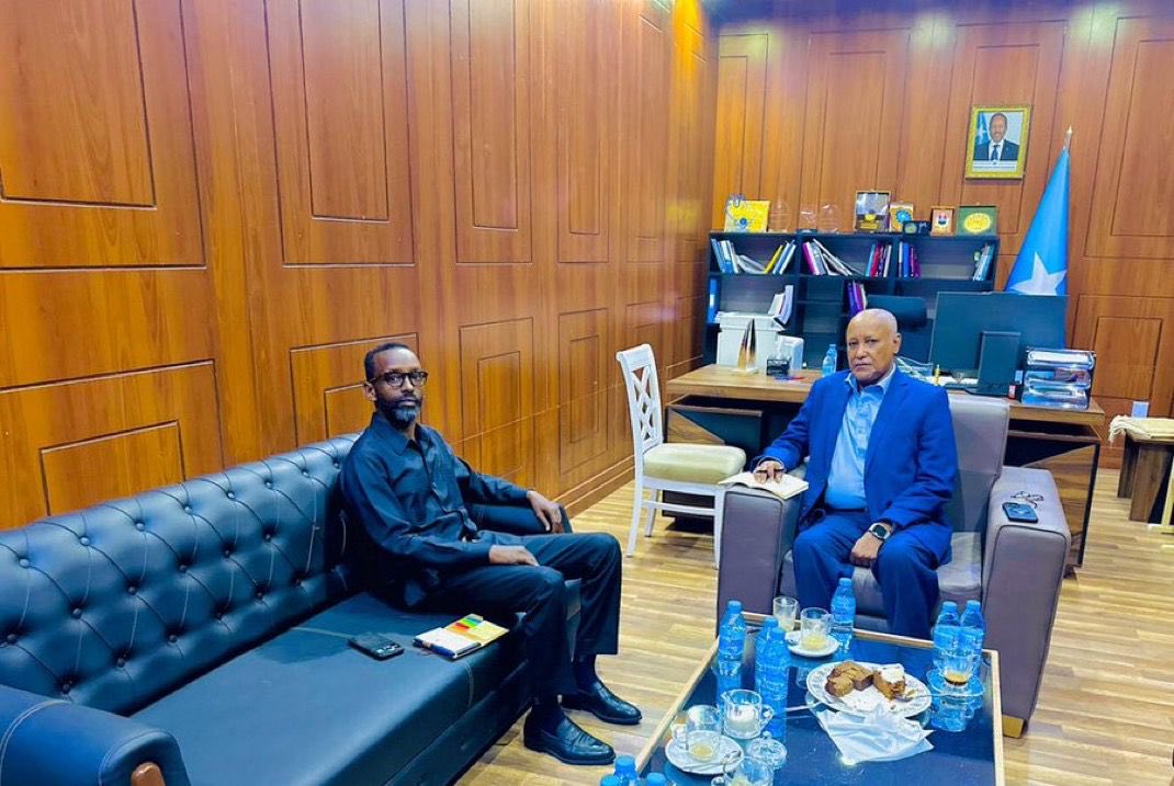 sntvnews1's tweet photo. Hon. @OmarHashi114 paid a visit to the National Security Advisor to discuss strengthening coordination between both offices in advancing #Somalia’s stabilization efforts, with particular emphasis on finalizing the much-needed #CivilianProtectionPolicy and Operational Framework. https://t.co/c99txE93bu