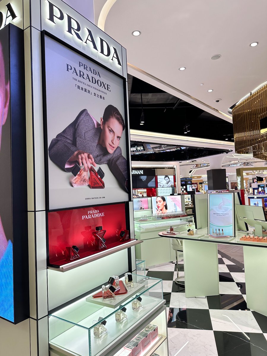 MODTRIMOSA's tweet image. ในที่สุดที่ปราด้าก็เข้าที่ kingpower แล้วจ้า แวะมาเจอช้อปใหม่เพิ่งเปิด ของใหม่สตอคแน่นสุชๆ แถมซื้อตุลานี้ยังใช้ส่วนลด 25% ลดเพิ่มอีก 10% แบรนด์อื่นๆ ก็ร่วมเกือบหมด ดีดเครื่องคิดเลขไม่ทันแล้ววว มาเลยได้มั้ย ช้อปได้ล่วงหน้า 60 วันก่อนบินจริง