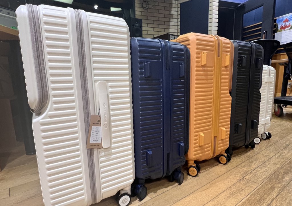 Thursday_AC's tweet image. 【🎁お知らせ🎁】

#UC47 に向けて
#EDGELINK スーツケースをいただきました！

ツアーで回る
各地のオススメのお店や
お土産を送ってくれた方の中から
コペテツが選んだ
5名様にプレゼント！

詳しくは来週の配信でもお知らせします！

EDGELINKと一緒に47ツアーへ！

#ネオボン #FM大阪
#エース #UC