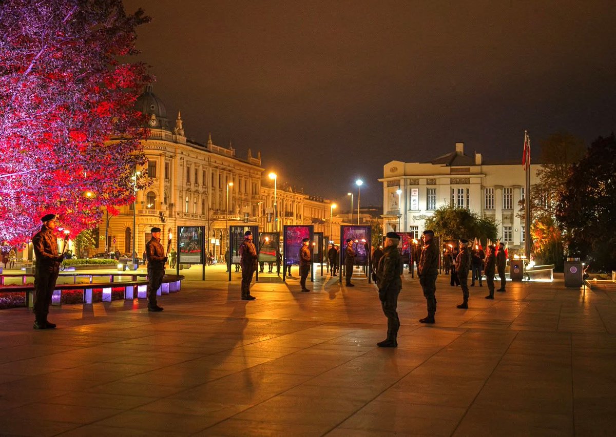 PolicjaLubelska's tweet photo. Wczoraj na Placu Litewskim w Lublinie #Kleeberczycy zainaugurowali tegoroczne obchody Święta 19 Lubelskiej Brygady Zmechanizowanej. Podczas uroczystego capstrzyku oficjalnie przekazany został proporzec Dowódcy #19LBZ.
To podniosłe wydarzenie zgromadziło żołnierzy, przedstawicieli władz oraz zaprzyjaźnionych służb. Policję Lubelską👮♂️ @PolicjaLubelska reprezentował Zastępca Komendanta Wojewódzkiego Policji w Lublinie inspektor Robert Michna.
Święto brygady ma na celu przypomnienie o bohaterstwie żołnierzy i znaczeniu tradycji, które są fundamentem etosu służby wojskowej.
Dziękujemy za Waszą służbę i poświęcenie! 🤝💪