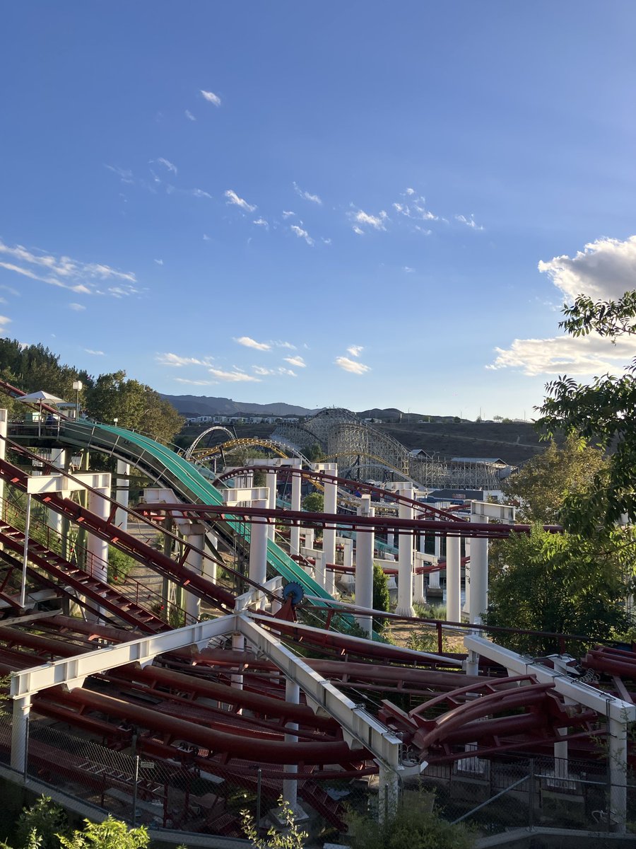 It was touch and go but I made it to 400 on my coaster count with the last new cred of the trip 🎉

Shout out to Ninja, an incredibley smooth classic Arrow suspended coaster at Six Flags Magic Mountain

MILESTONE 400th 🎢