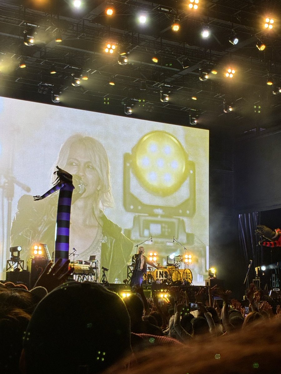 砂上の夢のようなラルカジノから10年後に関西万博が開催、和歌山DAYに和歌山のきらきら星HYDEのライブにファンとして行けたなんて一生の思い出過ぎた😭
開演前会場カメラに映る皆様が本当にいい顔で、演者がいう"皆の笑顔のために"は嘘じゃないなって思った
HYDEと花火を見るっていう体験もできた！