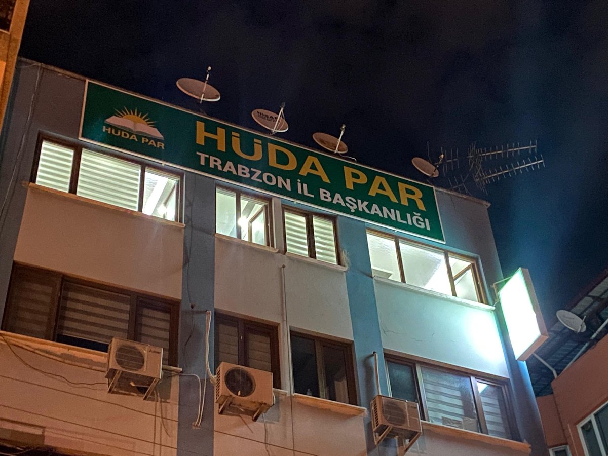 Bismillah!

Adaletin, dürüstlüğün ve kardeşliğin hâkim olması için Hakk’ın rızasıyla yola koyulduk ve bu yolda bir adım daha atarak HÜDA PAR Trabzon İl Başkanlığımızı açtık

Kardeşliğin sesi Karadeniz’de yankılanmaya devam edecek inşallah

Rabbimiz hizmetimizi bereketlendirsin...