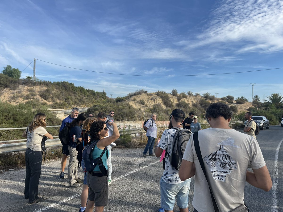 PatrimonioGeo's tweet photo. Continúa el #Geodiversityday2025 en #Elche 
¡hoy salimos de excursión!
@mupe_elche 
@GeodiversityDay 
@sgeologica https://t.co/UO8Hm6GppS