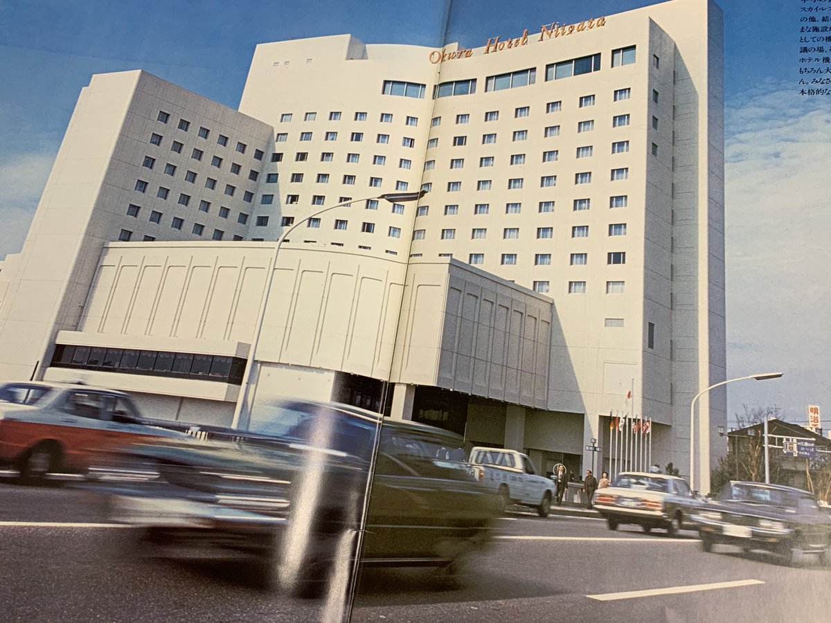 HONiigata's tweet photo. ～開業47周年～

開業前の貴重な求人広告が残っていました。地元紙のみならず県外の新聞広告もありますね。開業当時のパンフレットにはロビーや宴会場の写真も。カーペットは変わりましたがロビーのシャンデリアは今も健在です。宴会場末広の間に飾られていた扇の絵は1階に移して展示しています。 https://t.co/PFQuaeCaNn