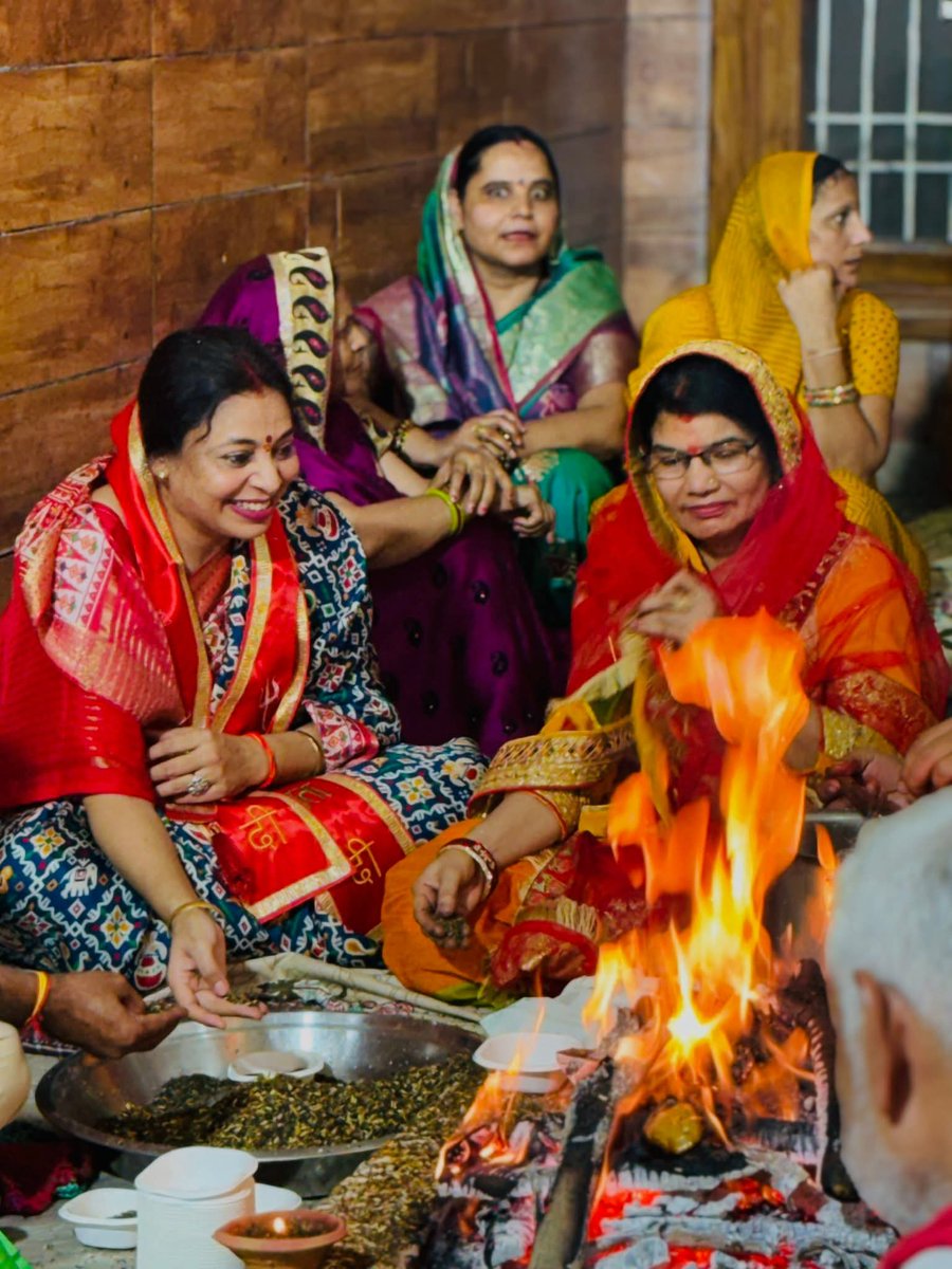 DeeptiMittalBjp's tweet photo. 🌺✨ जय माता दी ✨🌺

आज महानवमी के पावन अवसर पर श्री सुशील भारद्वाज जी के द्वारा माता रानी के हवन व भजन-प्रसाद कार्यक्रम में सम्मिलित होने का सौभाग्य प्राप्त हुआ 

🌸 माँ के दरबार में पहुँचना और उनका आशीर्वाद प्राप्त करना ही सबसे बड़ा सौभाग्य है 🌸

✨ जय माँ सिद्धिदात्री ✨ https://t.co/mdAly0FlkA