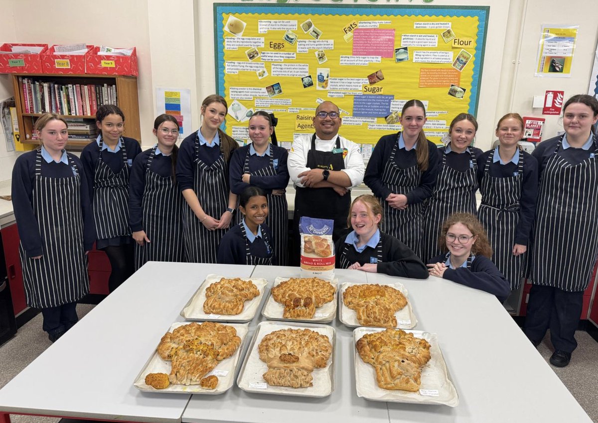 Andre Alto got the Year 10s at King Norton Girls School involved with the <a href="/LACA_UK/">The School Food People</a>  McDougall wheatsheaf competition!🇬🇧

#BritishFoodFortnight