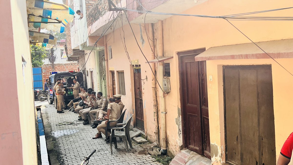 कल रात से बरेली पुलिस ने मेरे  घर को छावनी बना रखा है।
योगी सरकार ने पुलिस को पहरेदार और चौकीदार बना दिया है, जिस पुलिस का काम लोगो को सुरक्षा देना है वो सरकार के इशारे पे दलितों और अल्पसंख्यको पे अत्याचार कर रही है।
सपा नेताओ को उनके घरों मे कैद रही है जिससे उनके पाप, कुकर्म, और