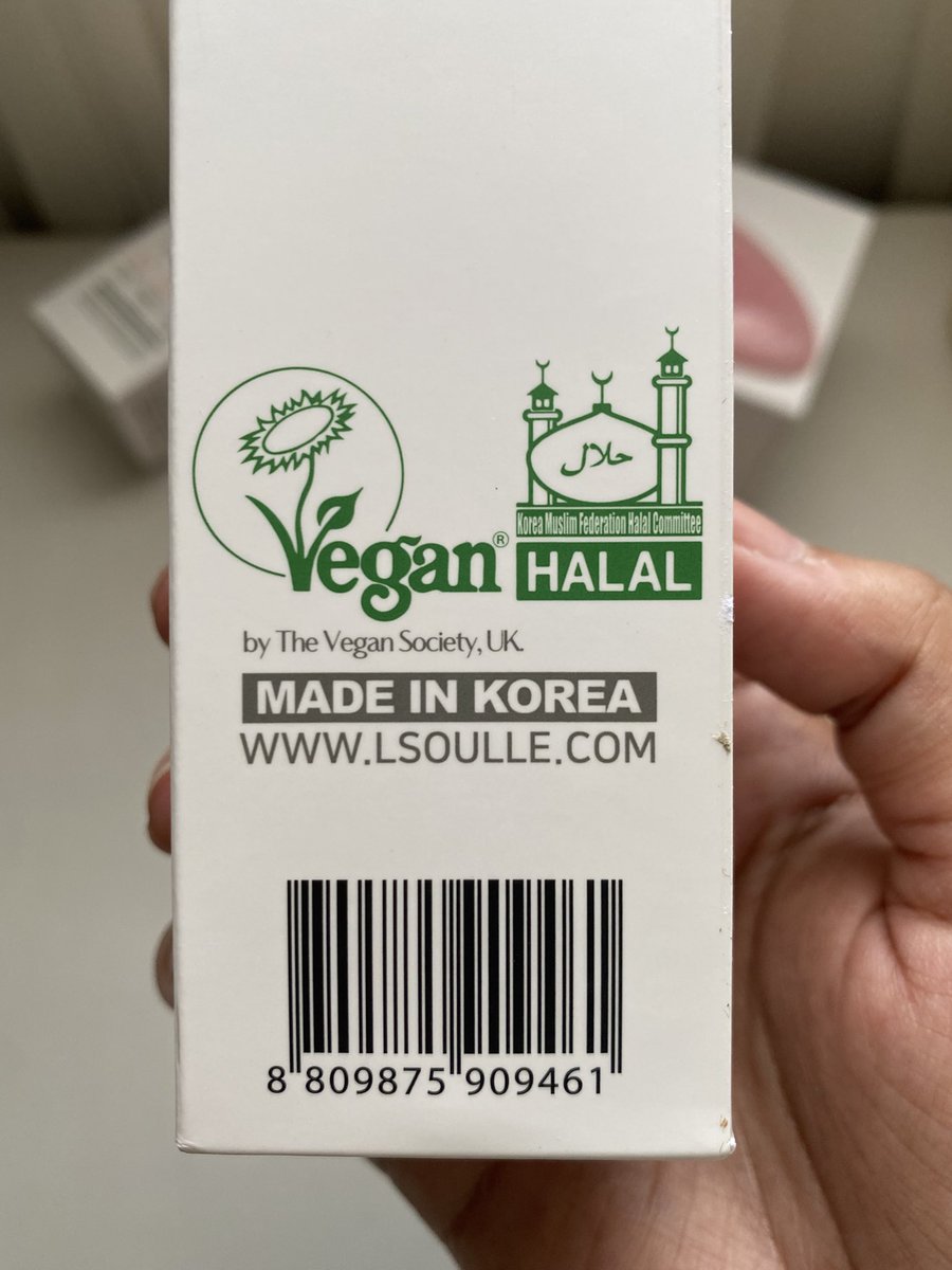 tlselna's tweet photo. Korean skincare pertama yang punya sertifikasi halal.

Namanya L.Soulle dan udah officially masuk ke Indonesia. Dia juga punya sertifikasi vegan nih. https://t.co/QSGsGCvjMd