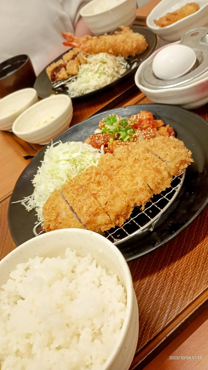 nandeyanen0917's tweet image. 妻と、
とんかつ食べにきた、