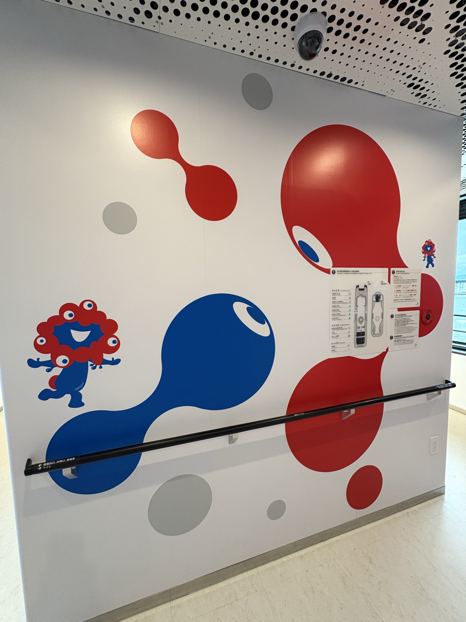 万博　スタッフパス 万博オープン前なのにグッズ店に列、関係者パスの不適切使用か