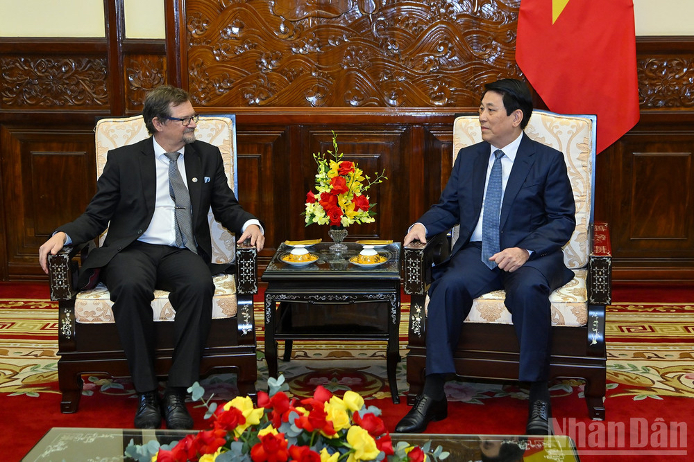 finlandinhanoi's tweet image. 🇫🇮 Ambassador Pekka Voutilainen officially presented his letter of #credentials to President Luong Cuong on 3.10.-marking the start of his mission in Vietnam.
🤝 With a vision for deeper ties, he aims to boost #cooperation in innovation, green energy, CE, health tech &amp;amp; education.