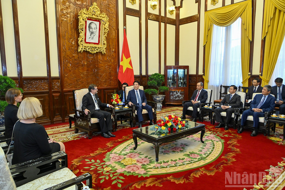 finlandinhanoi's tweet image. 🇫🇮 Ambassador Pekka Voutilainen officially presented his letter of #credentials to President Luong Cuong on 3.10.-marking the start of his mission in Vietnam.
🤝 With a vision for deeper ties, he aims to boost #cooperation in innovation, green energy, CE, health tech &amp;amp; education.