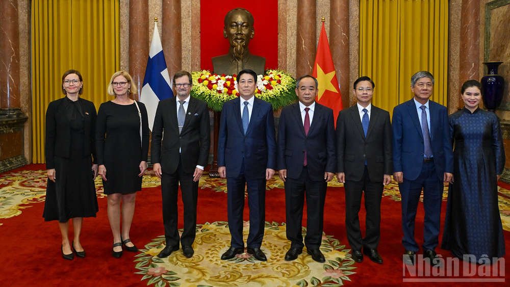 finlandinhanoi's tweet image. 🇫🇮 Ambassador Pekka Voutilainen officially presented his letter of #credentials to President Luong Cuong on 3.10.-marking the start of his mission in Vietnam.
🤝 With a vision for deeper ties, he aims to boost #cooperation in innovation, green energy, CE, health tech &amp;amp; education.