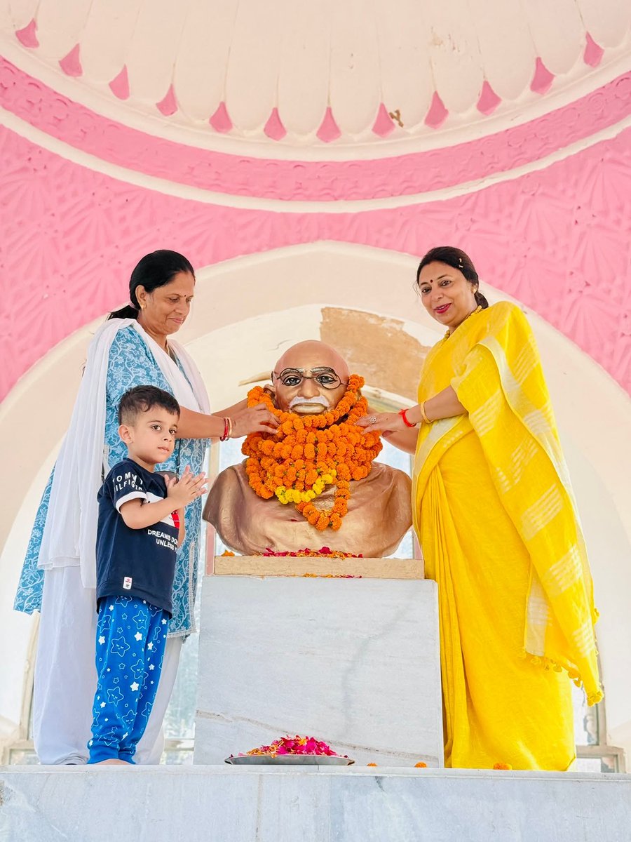 DeeptiMittalBjp's tweet photo. आज महात्मा गांधी पार्क में सत्य, अहिंसा, शांति और सद्भाव के उपासक तथा स्वतंत्रता संग्राम के अमरदीप राष्ट्रपिता महात्मा गांधी जी, अमर शहीद भगत सिंह जी एवं युवाओं के प्रेरणास्रोत स्वामी विवेकानंद जी की प्रतिमाओं पर माल्यार्पण कर उन्हें श्रद्धासुमन अर्पित किए।

#MahatmaGandhi https://t.co/xiiV2s8AqJ