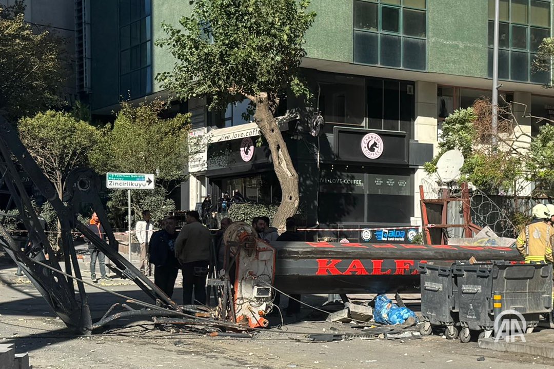radardanevar's tweet image. İstanbul’un Şişli ilçesinde inşaat alanındaki vinç öğrenci yurduna devrildi

• Vincin kolu, yurt binasının duvarının bir kısmını yıkarak içeriye girdi
• Öğrenciler, güvenlik görevlileri eşliğinde binadan tahliye edilidi
• Olayda can kaybı ve yaralanma yaşanmadı

#şişli #yurt