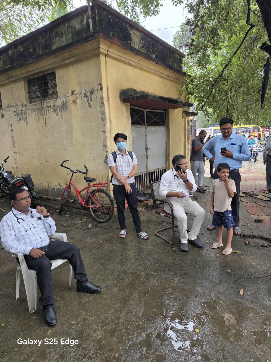बरसात के कारण सर सुंदरलाल अस्पताल परिसर BHU में जल भराव के कारण पार्किंग में OPD करते हुए बाल रोग के डॉक्टर prof सुनील कुमार राव और डॉक्टर अनिल कुमार सरोज
#BHU 
#Varanasi