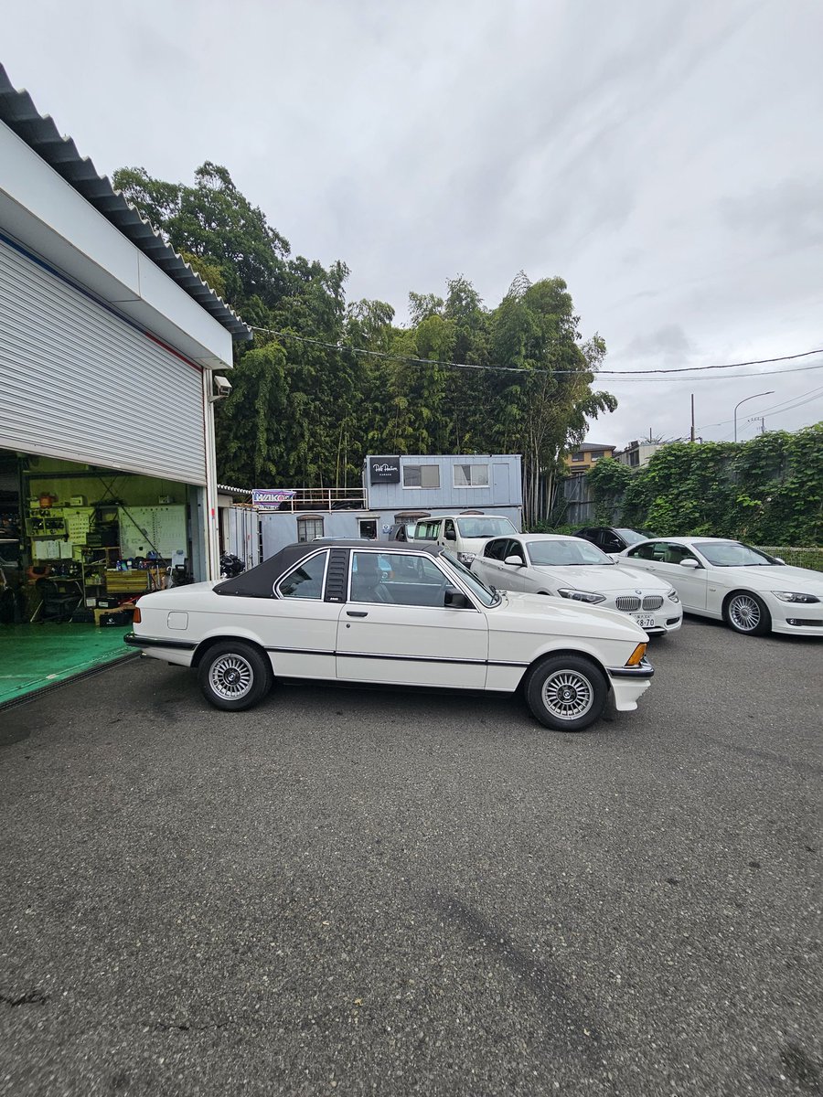 nBJ1QNbBxQPGrnw's tweet photo. #BMW #323i #E21 #車検 #ポールポジョン 何回目の車検か解らないけど終わりました。いつもお世話になっているポールポジションの伊藤社長今回もありがとうございます。ここまで乗れているのに感謝いたします。世界で3台見つけました。持っている方がいたら連絡欲しいなぁ。 https://t.co/N8AQajLj3O