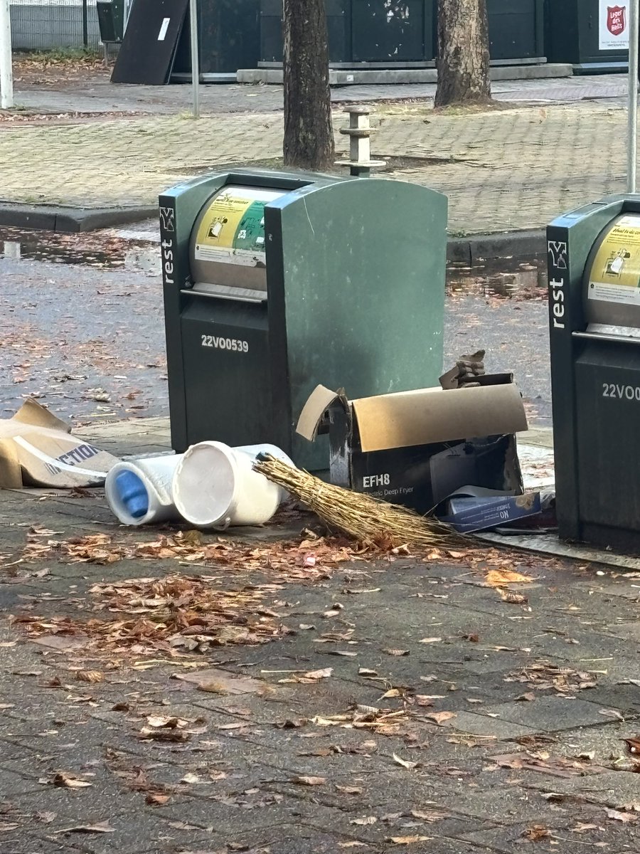 Viespeuken vervuilden het #Heeswijkplein <a href="/GemeenteDenHaag/">Gemeente Den Haag</a> #Moerwijk