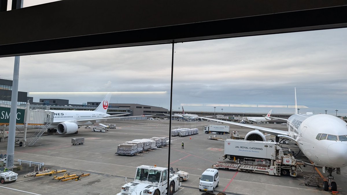 1ft_seabass's tweet image. 無事、成田空港についてデバイスいっぱいの荷物を保安検査所チェック抜けました。一緒に行く IBM の方とまったりしてます。そろそろ IBM #TechXchange Orlando 2025 行ってきます! #IBM