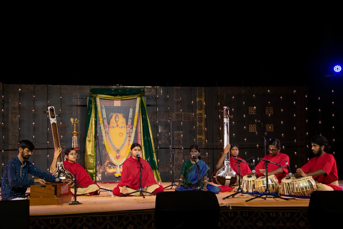 ishafoundation's tweet image. #Navratri celebrations at Isha Yoga Center came alive brilliant music and dance performances by talented artists, including our very own ProjectSamskriti.
Day 6 - Gaana Vihaarini - Music offering by #Project Samskriti