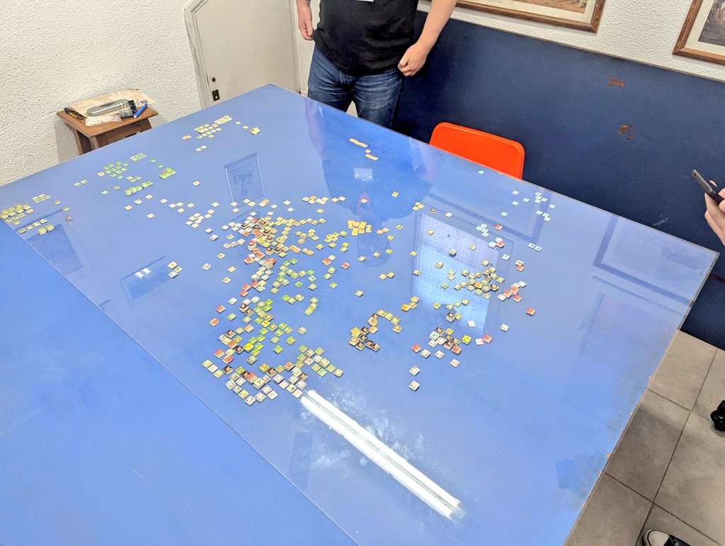 Operación de trasplante de mapa completada con éxito a mitad de campaña del GTS de Utah por el equipo quirúrgico del Club Dragón.

Estaba habiendo movimientos tectónicos con los seis mapas individuales, así que los hemos reemplazado por un único mapa impreso en lona.