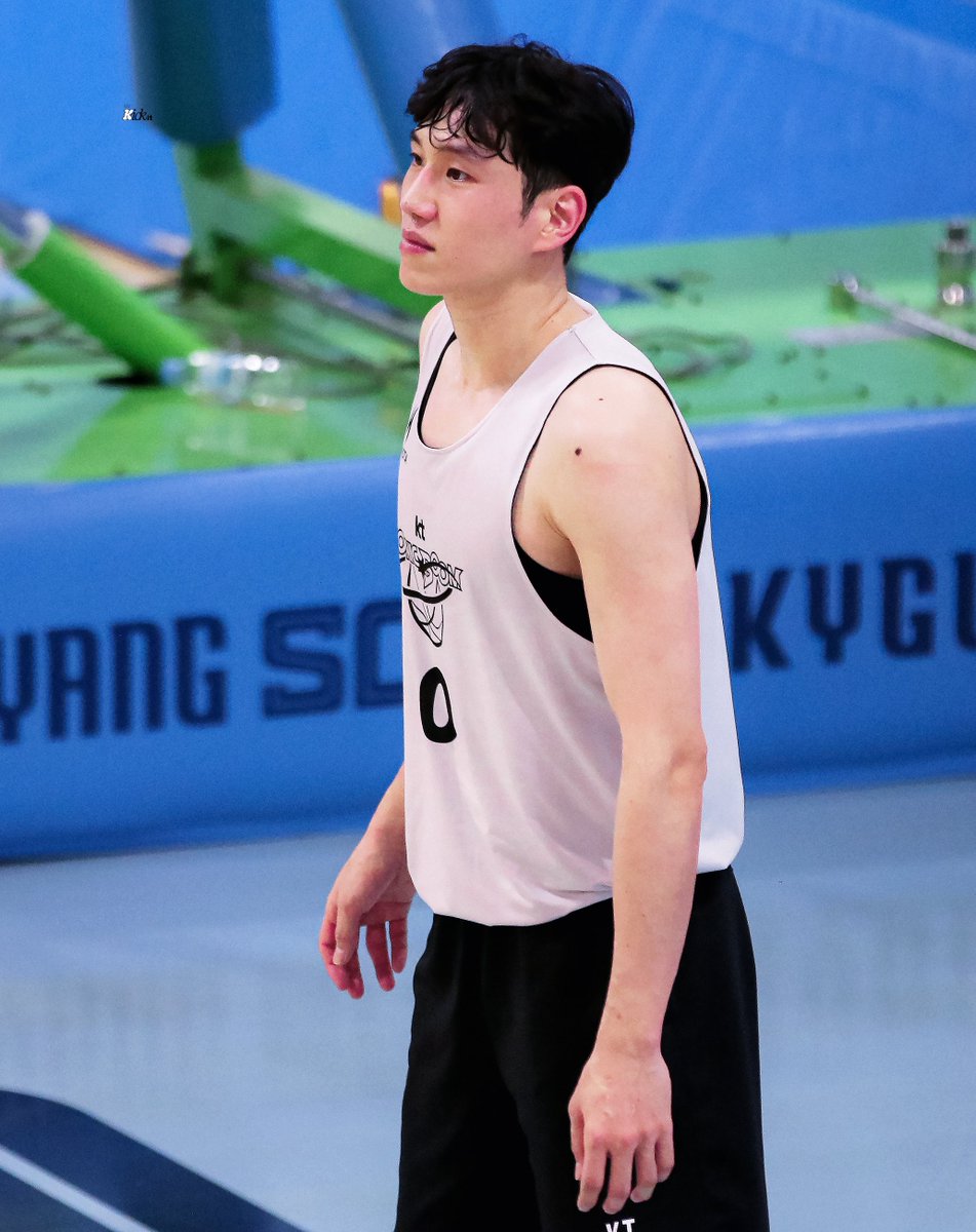 Kickit59's tweet image. 파울불렸을때 의외로 유용한 것
애교 공격

#문성곤 #KT소닉붐