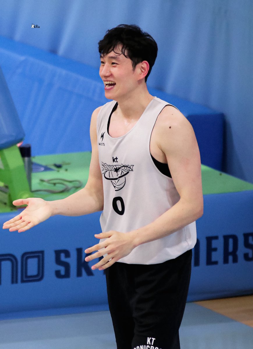 Kickit59's tweet image. 파울불렸을때 의외로 유용한 것
애교 공격

#문성곤 #KT소닉붐