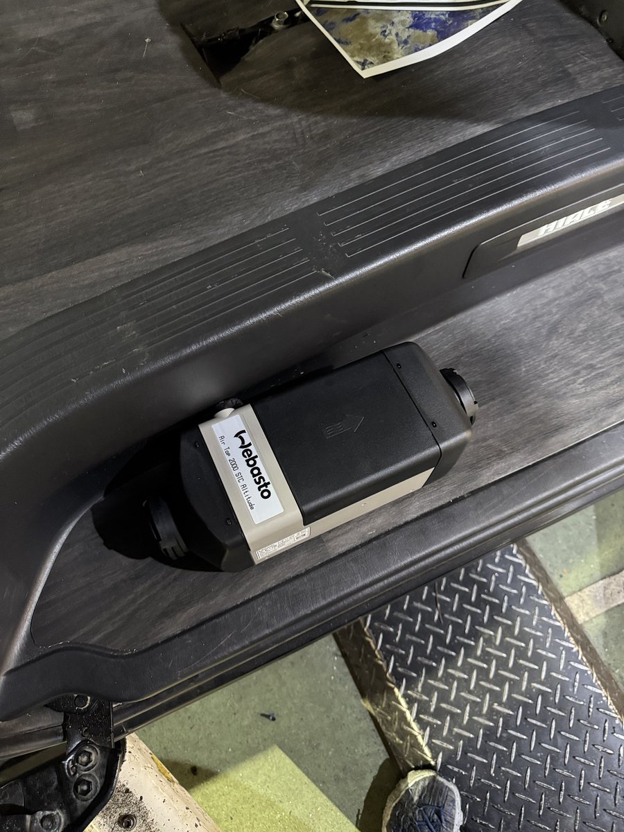 uivehicle's tweet image. FFヒーター取付完了！

これからの季節にコレさえあれば真冬の車内で半袖短パンで過ごせます。

使う燃料は、一晩で1〜2Lしか使用しません！

ご相談お待ちしてます

#FFヒーター 
#webasto 
#スノボ
#車中泊
#ベバスト
#ヴェバスト
#車内暖か
#ウインタースポーツ
#車内暖房