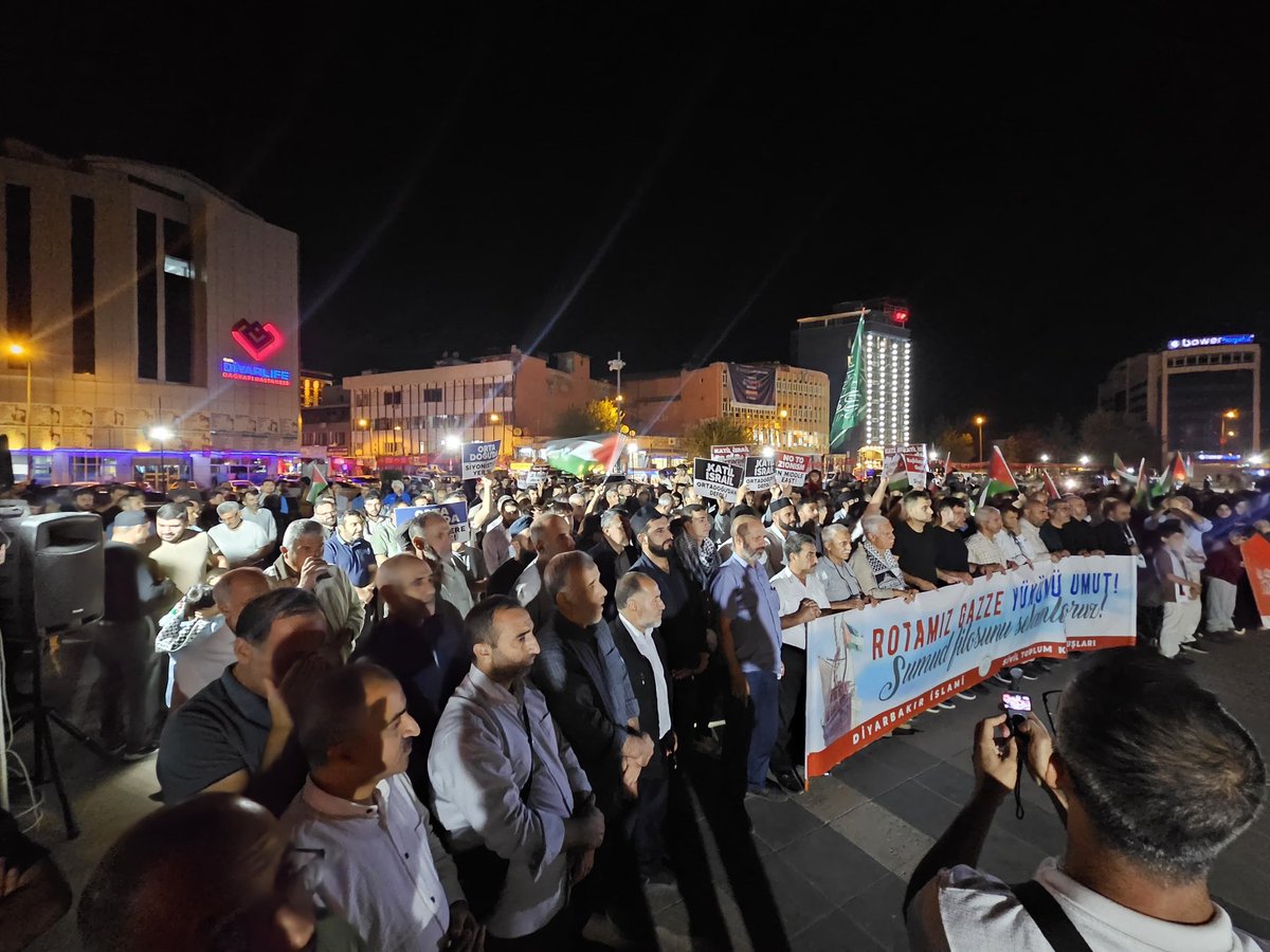 Diyarbakır İslami Sivil Toplum Kuruluşları olarak dün gece Şeyh Sait Meydanında Sumudu selamlamak için bir araya geldik

7 Ekim tarihine kadar Şeyh Sait meydanındaki nöbetimiz devam edecektir inşallah

Rabbimiz bizleri Sumud'un ruhundan ve Gazzeli mücahitlerin yolundan ayırmasın