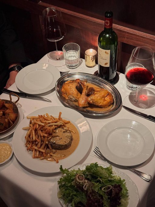 Wine, food, and family, the perfect trio for the perfect night. 🍷📷 📷 🥗