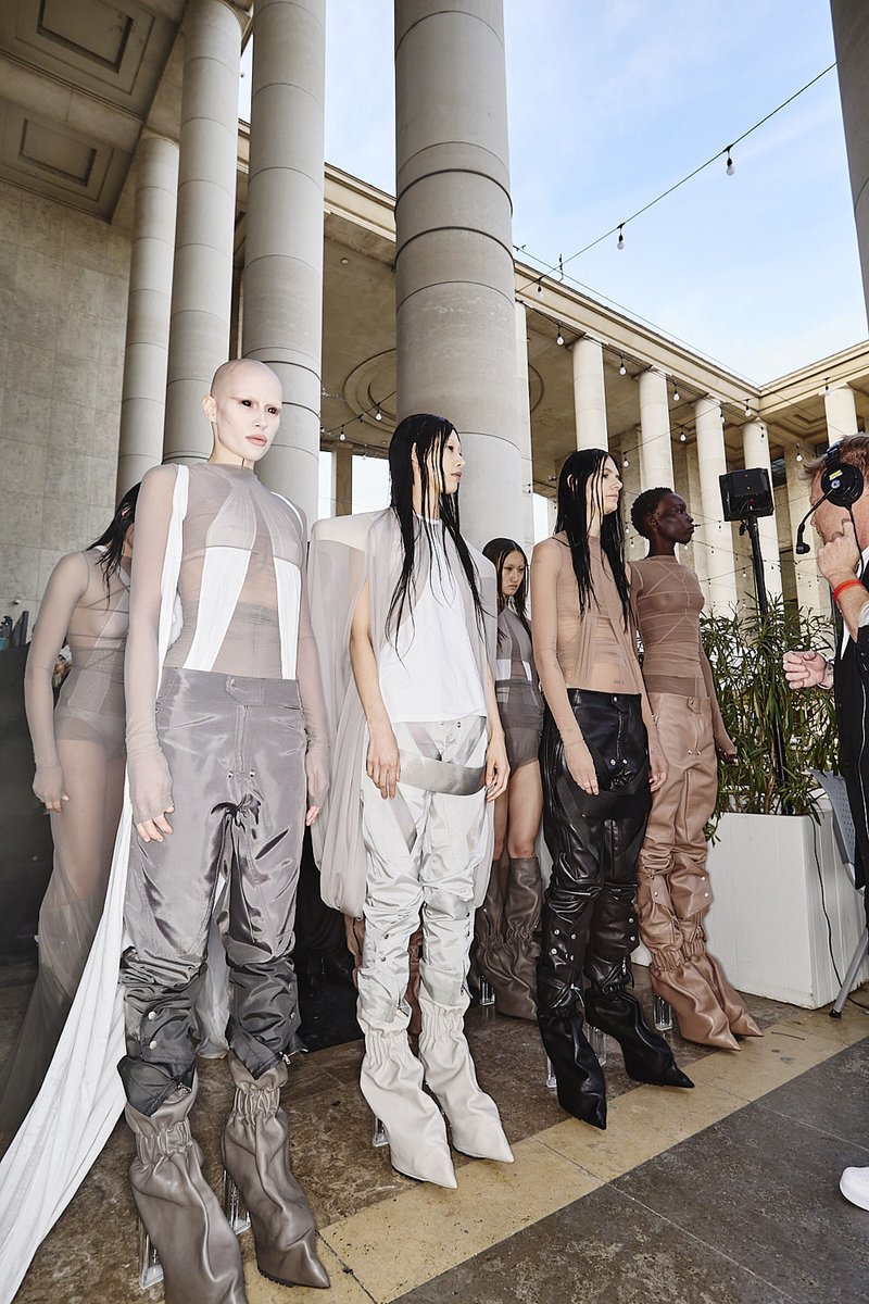 Rick Owens SS26 Fashion Show Paris Backstage sonnyphotos.com/2025/10/rick-o…