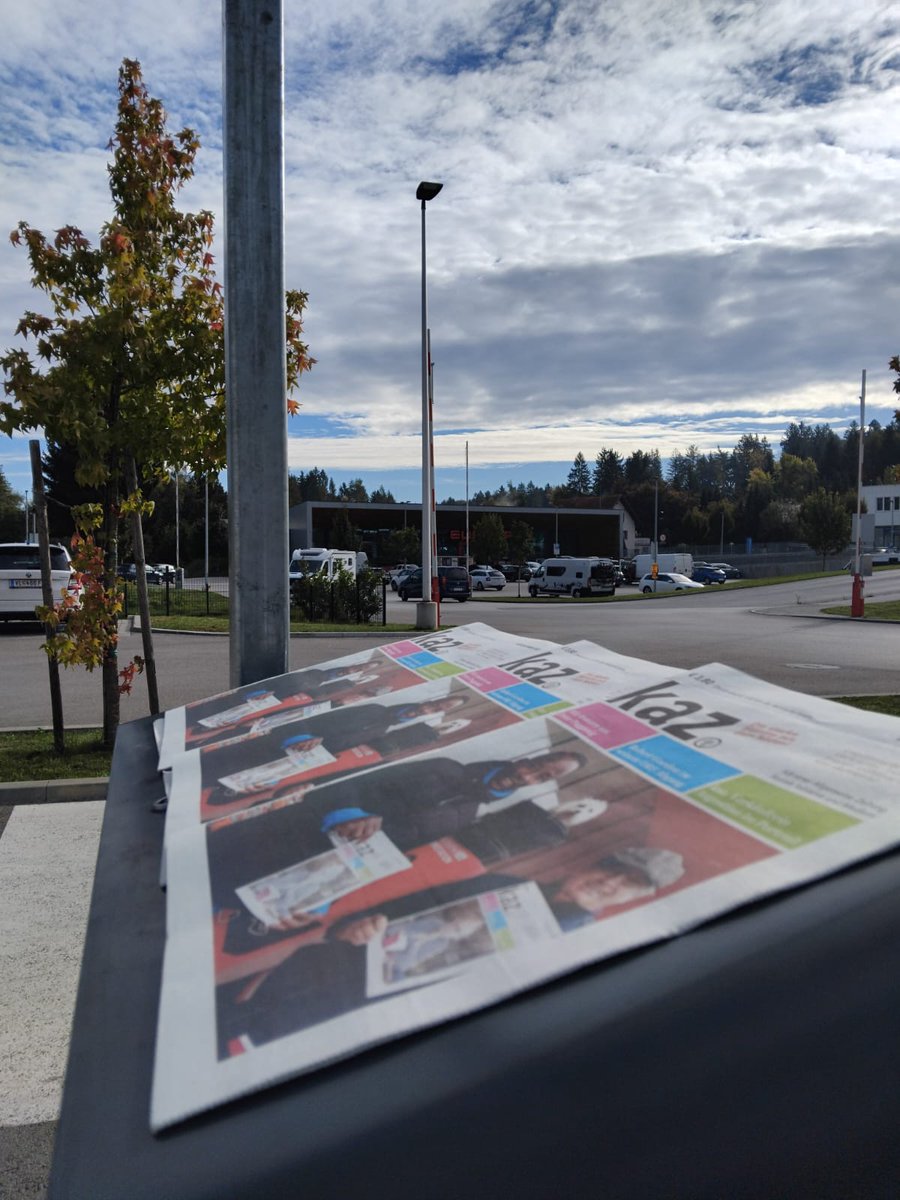 Unser kaz .Verkäufer Andualem schickt allen schöne Samstagsgrüße. Er verkauft vor dem Hofer in Velden am Wörthersee die aktuelle Zeitung.