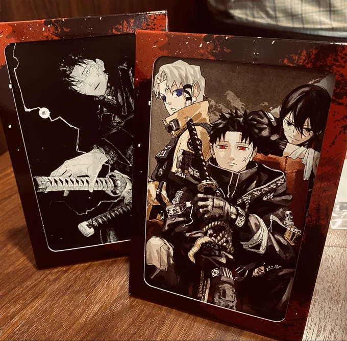 遠くまで来た甲斐あってアニメイトグッズ欲しい奴買えた〜神ポスカ立てられて便利