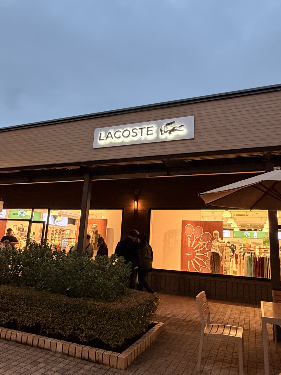 御殿場アウトレットのラコステ
ILLITコラボ品大体が40%オフで売ってたよー！
欲しかったけど高いなーと思ってた人は行けたら行ってみてー😄