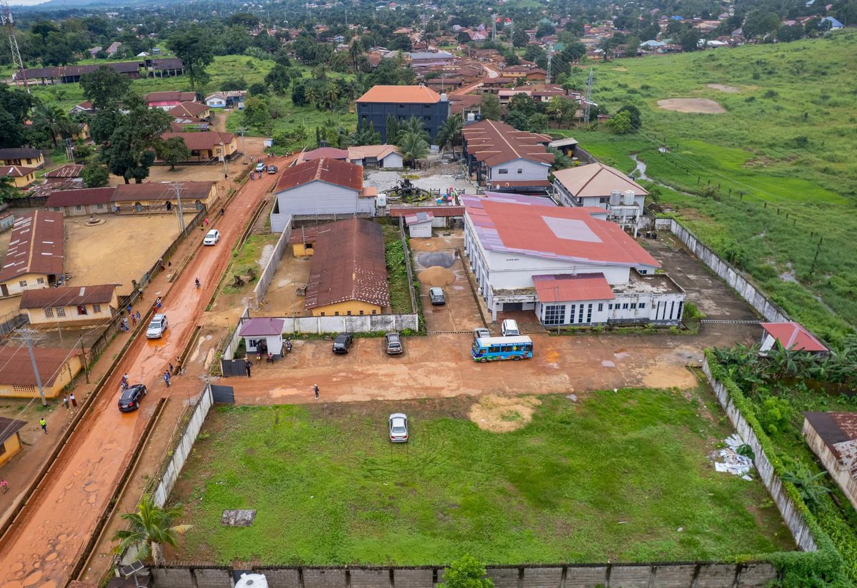Salonemessenger's tweet image. 🚌🇪🇺 EU Bus Tour 2025 visited Kenema District Council to see the impact of EU support on local development.
✅ New multipurpose hall
✅ Market with WASH facilities in Blama
✅ Economic empowerment for women traders
#EUBusTour2025 #LocalDevelopment #EUnaSalone