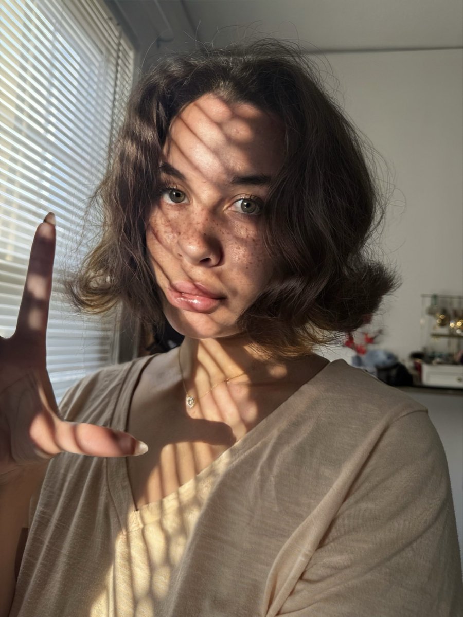 I don’t know which one hates to see me coming more . Golden HR or your wallet on its way to fund another one of desires ♡