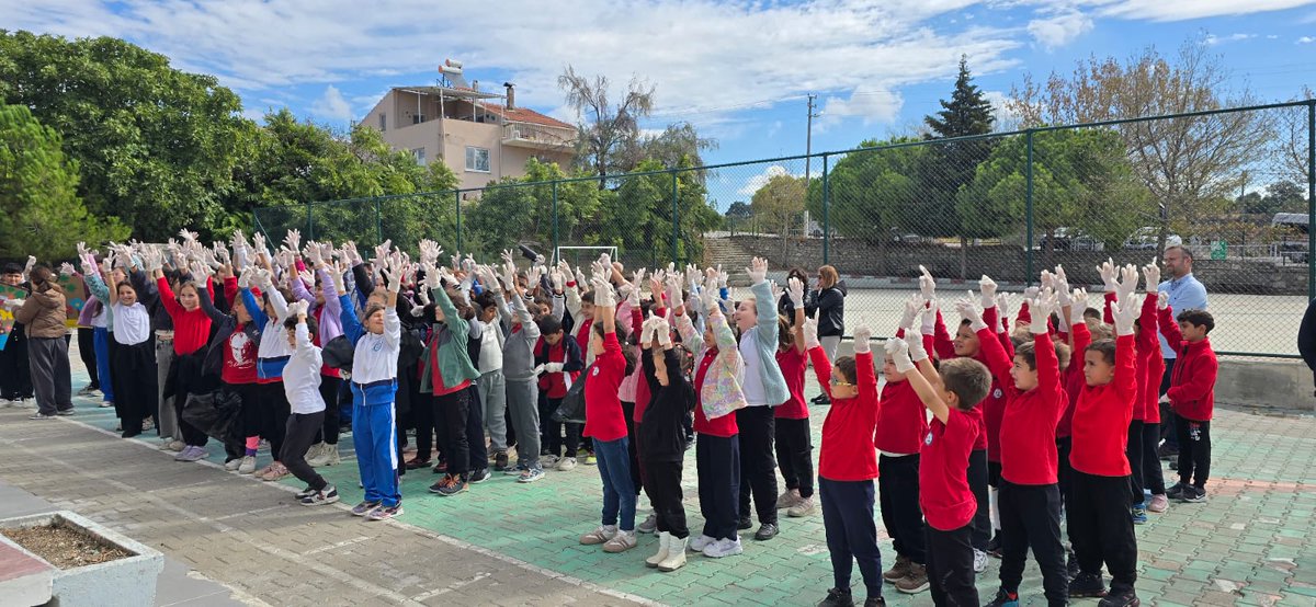 Çanakkale MEB AKUB ekibimiz tarafından Erenköy İlkokulunda ve ortaokulunda Yeşil Vatan temalı etkinlik yapıldı. <a href="/tcmeb/">Millî Eğitim Bakanlığı</a> <a href="/Yusuf__Tekin/">Yusuf Tekin</a> <a href="/meb_dhgm/">Destek Hizmetleri Genel Müdürlüğü</a> <a href="/omurfatih/">Ömür Fatih Karakullukçu</a> <a href="/mebisgb/">İşyeri Sağlık ve Güvenlik Birimi Daire Başkanlığı</a> <a href="/ozkan_meb/">Özkan AVCI</a> <a href="/mebakub/">MEB AKUB</a> <a href="/MetinTayarer/">Metin TAYARER🇹🇷🇹🇷🇹🇷</a> <a href="/canakkaleilmem/">Çanakkale İl Millî Eğitim Müdürlüğü</a> <a href="/mineaktashayta/">Mine Hayta</a> <a href="/mebakub17/">canakkalemebakub</a>