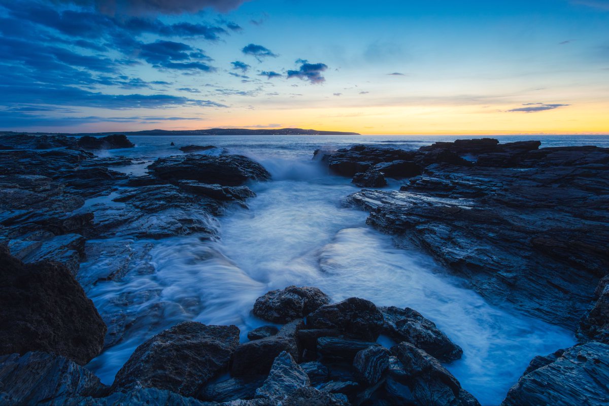 A perfect Cornish evening at Godrevy — golden hour melting into blue hour, the sea breathing softly against the rocks. Peace. Light. Salt. #photography #Godrevy #Cornwall #Seascape