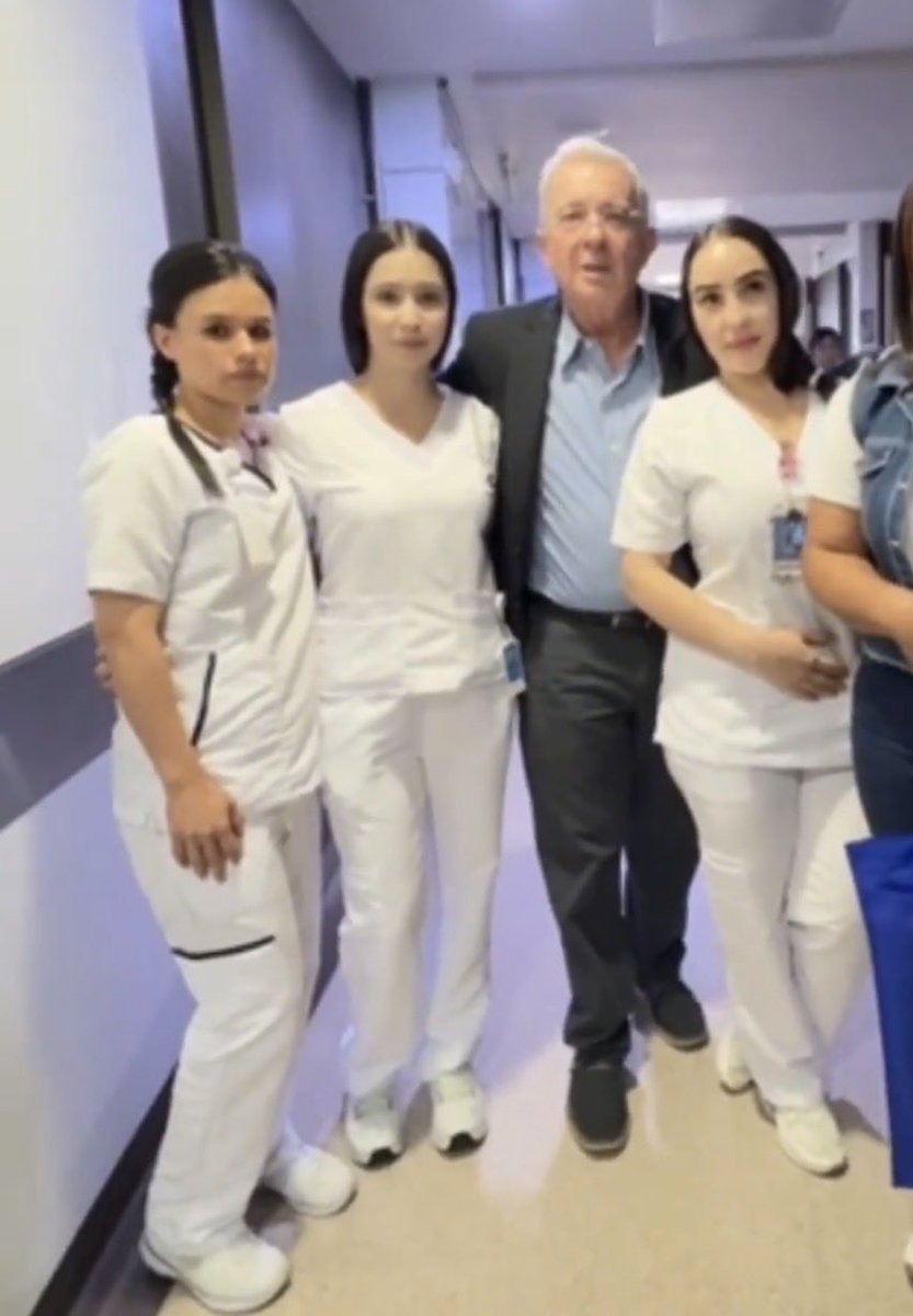 El asesino de la salud gracias a  su asesina ley 100 junto a las enfermeras explotadas gracias a la ley 100 de Uribe, la ignorancia.