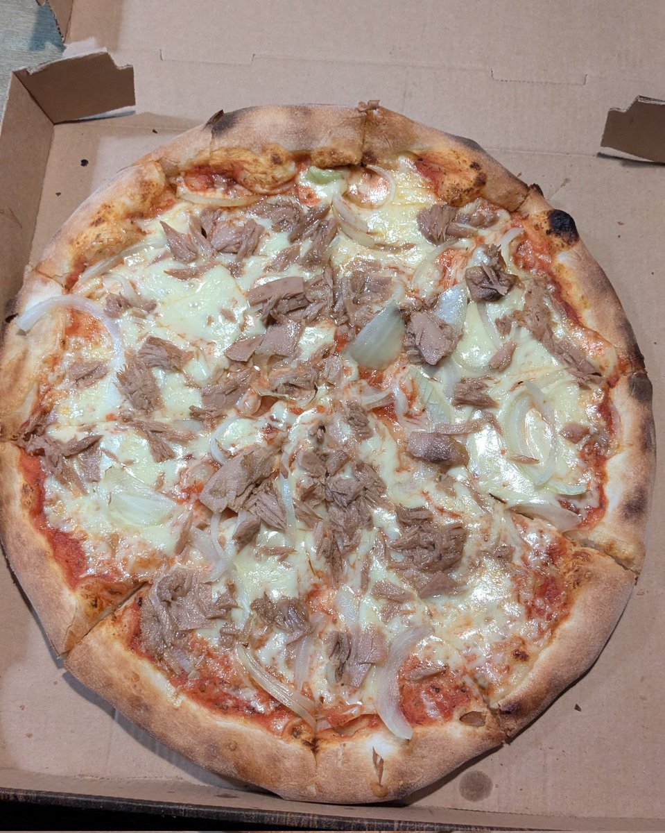 Wir haben in unserem Kuhdorf einen Dönermann, was nicht nur ich als ausgesprochene Bereicherung empfinde. Er macht auch gute Pizzen.
Vorhin war ich mal zu ungewohnt später Stunde dort. Der Dönermann sah müde und abgekämpft aus. Er steht 7 Tage die Woche mindestens 10 Stunden in