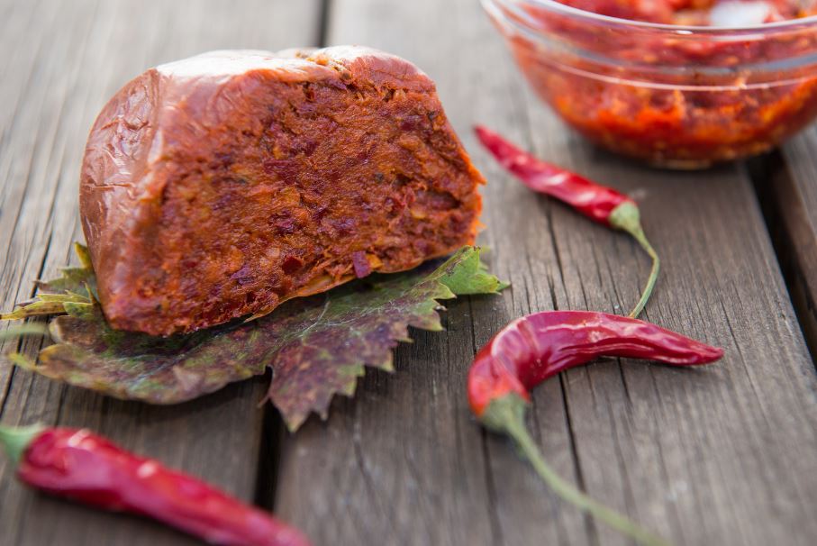 learnitalianpod's tweet image. 🌶️🔥 Say hello to ’Nduja (EN-doo-yah) Calabria’s spicy pride! This spreadable salume packs a flavorful punch — made with pork, chili peppers, and passion 🇮🇹✨ #Nduja #Calabria #ItalianFood