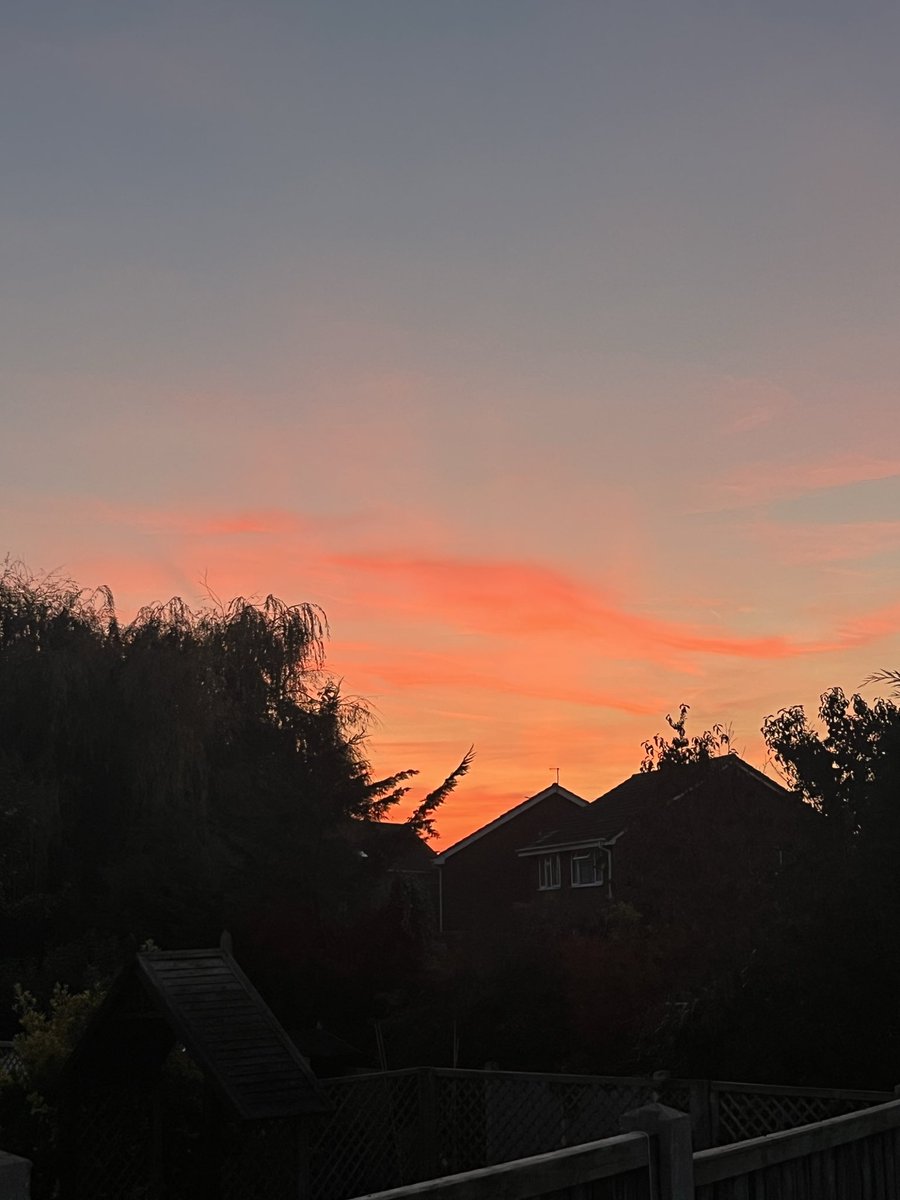 Colour of the sky tonight 🔥🔥🔥🔥