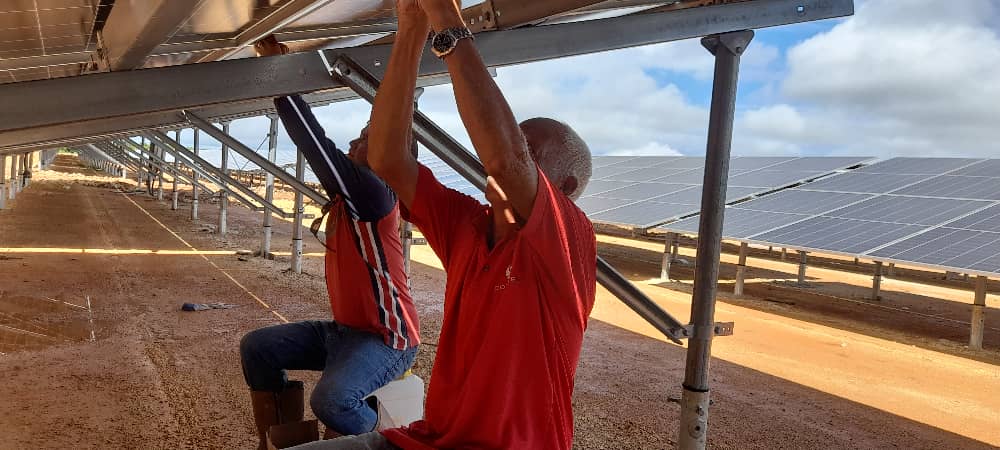 filialmatanzas's tweet photo. La Filial Copextel Matanzas no descansa cuando se trata de apoyar a Cuba 🇨🇺 en la construcción de Parques Fotovoltáicos, no existe fines de semanas, ni días feriados, porque somos 👇 #CompromisoQueInspira
#UnidadQueVence
#MatancerosEnVictoria
!!La luz solar no se puede bloquear! https://t.co/jOZPKNod7x