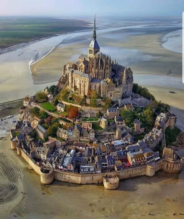 »  Le Mont-Saint-Michel est pour la France ce que la grande pyramide est pour l’Egypte. Il faut la préserver de toute mutilation. Il faut que le Mont-Saint-Michel reste une île . Il faut conserver à tout prix cette double œuvre de la nature et de l’art. » 
( Victor HUGO – Extrait