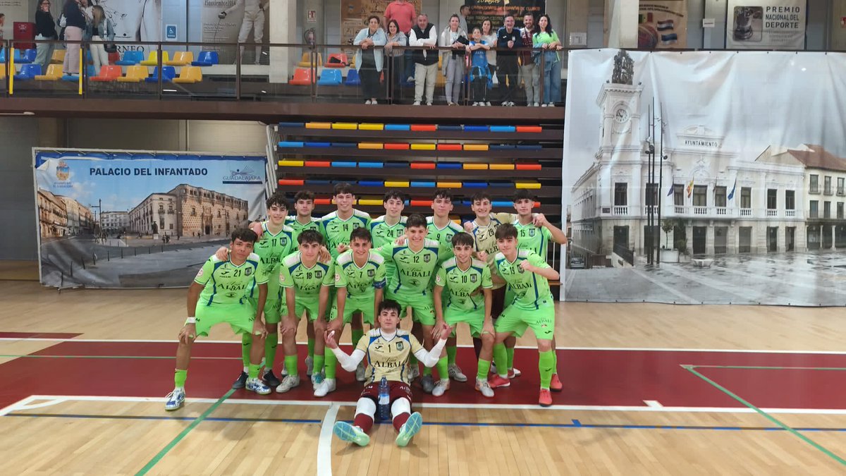 BaseAzulonaFS's tweet image. 🔵 JUVENIL DH 🔵 

CIUDAD DE GUADALAJARA 1-7 VIÑA ALBALI VALDEPEÑAS 

Goleadores:
#Alfonso ⚽⚽⚽
#Veni ⚽⚽
#David ⚽
#Alberto ⚽

Asistencias:
#RaúlNova 1️⃣
#RaúlCollado 1️⃣
#Manu 1️⃣
#Javi 1️⃣

➡️ Gran victoria tras una gran segunda parte en la que se anotaron todos los goles.